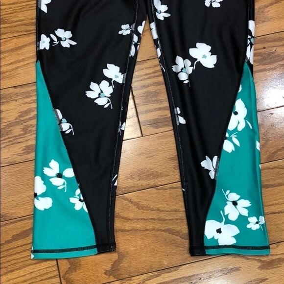 Fabletics Tuberose Capri No Slice, No Dice Legging - Picture 4 of 10